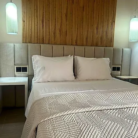 Cross Plaza Отель 3*